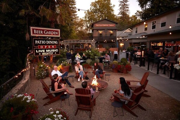Outdoor dining - Super Cute Calistoga 1BR Apartment - The 'Rutherford' (Calistoga)