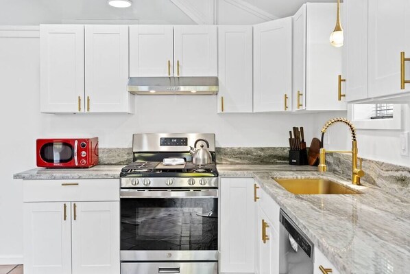 Réfrigérateur, four à micro-ondes, un four, surface de cuisson