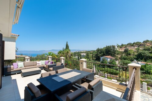 Villa Chelona a villa that sleeps 6 guests  in 3 bedrooms in Latchi