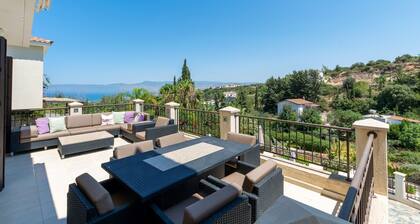 Villa Chelona a villa that sleeps 6 guests in 3 bedrooms in Latchi