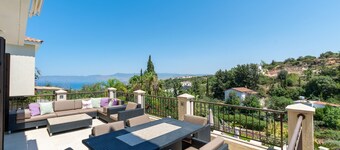 Villa Chelona a villa that sleeps 6 guests in 3 bedrooms in Latchi