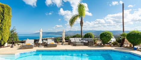 حمّام سباحة مُدفَّأ