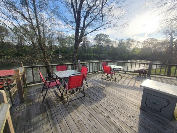Outdoor dining - Riverside Retreat Cabin on the banks of Little River. (Horatio)