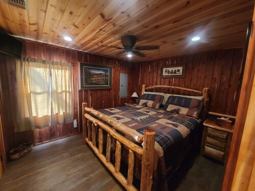 Riverside Retreat Cabin on the banks of Little River. 