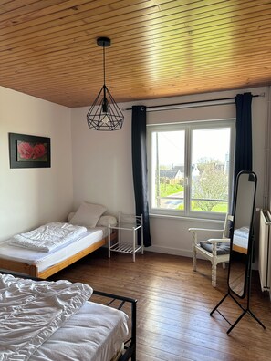 2 bedrooms, iron/ironing board, WiFi