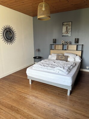 2 bedrooms, iron/ironing board, WiFi