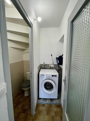 Douche, sĂšche-cheveux, serviettes fournies, savon