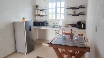 Familie vierpersoonskamer | Privékeuken | Kookgerei, borden en bestek