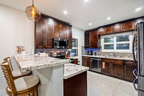 冷蔵庫、電子レンジ、オーブン、コンロ