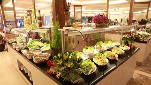 A buffet with various food items and decorative plants. - Seven Seas Palmeras Bay (Alanya)