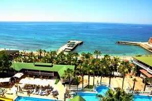 Ein Resort mit Pool, Strand und Meerblick.