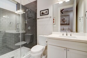 Dusche, Haartrockner, Handtücher, Seife