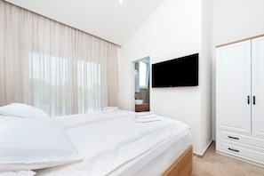 3 bedrooms, in-room safe, iron/ironing board, free WiFi