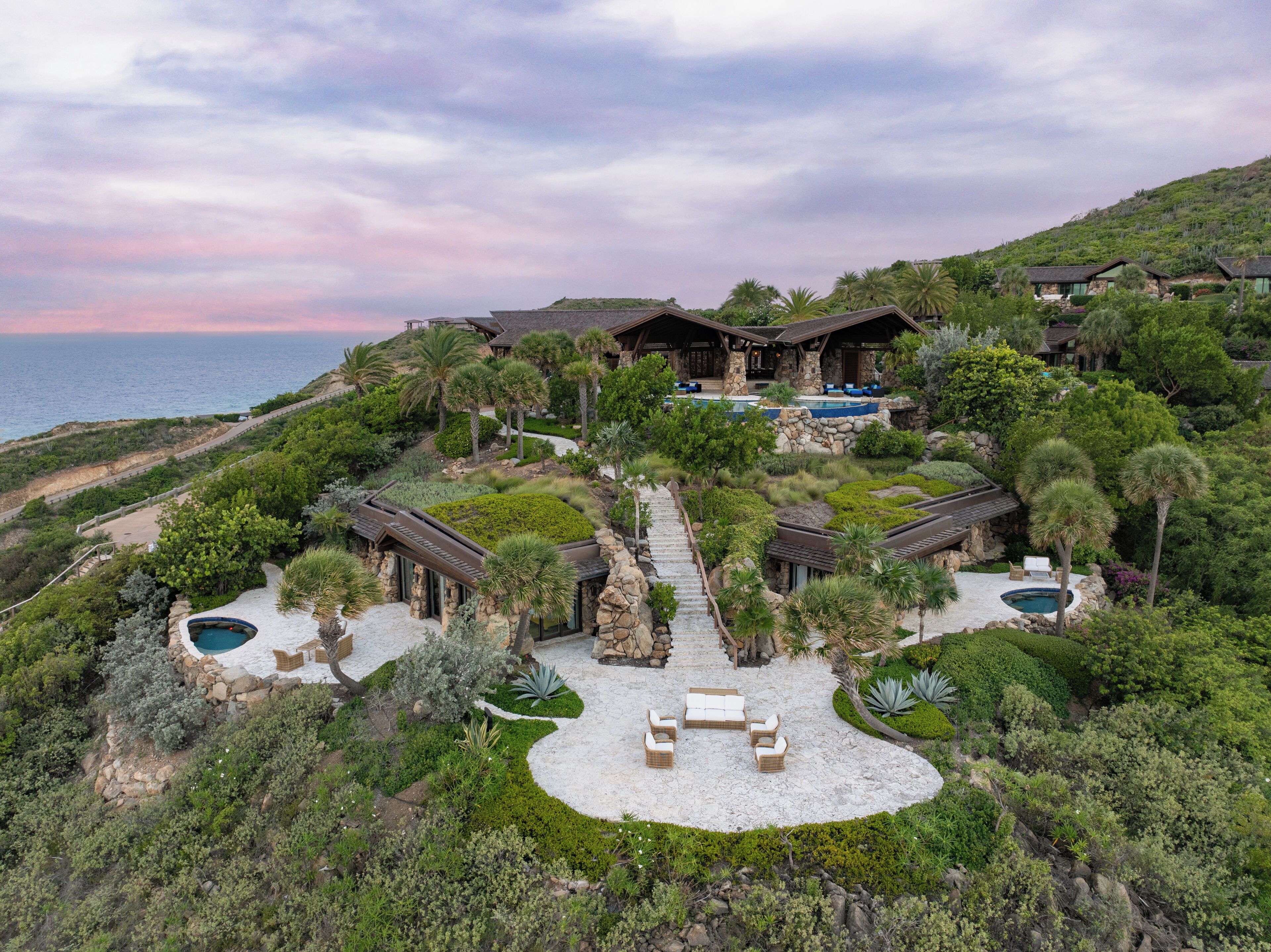 Room (Wings) | Premium bedding, in-room safe, blackout drapes, iron/ironing board