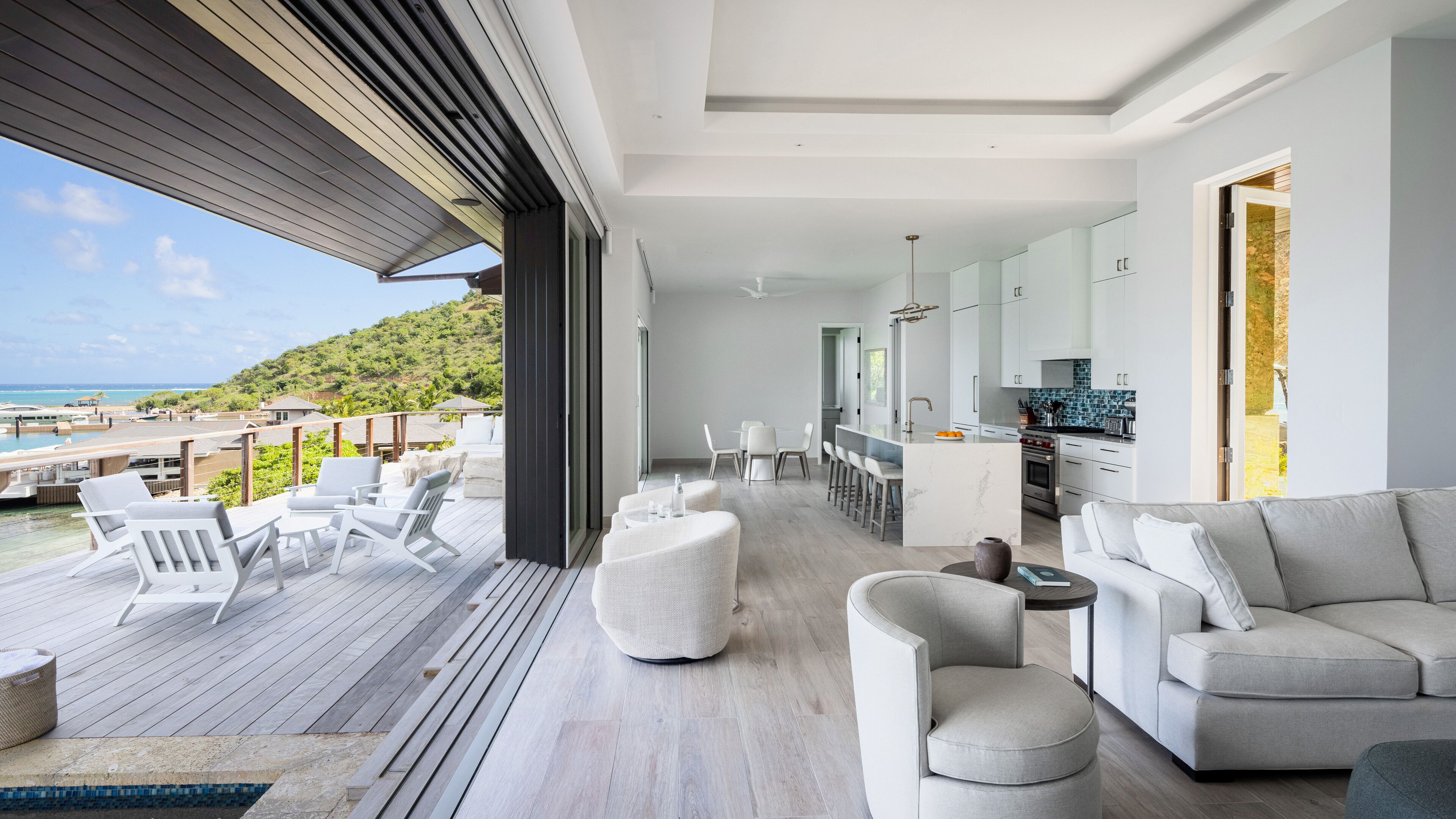 أغطية فراش متميزة وخزنة داخل الغرفة وستائر تعتيم ومكواة/لوح كي