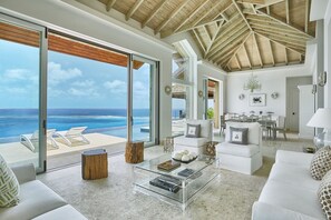 Reef House | 거실 공간 | 평면 TV, 장난감