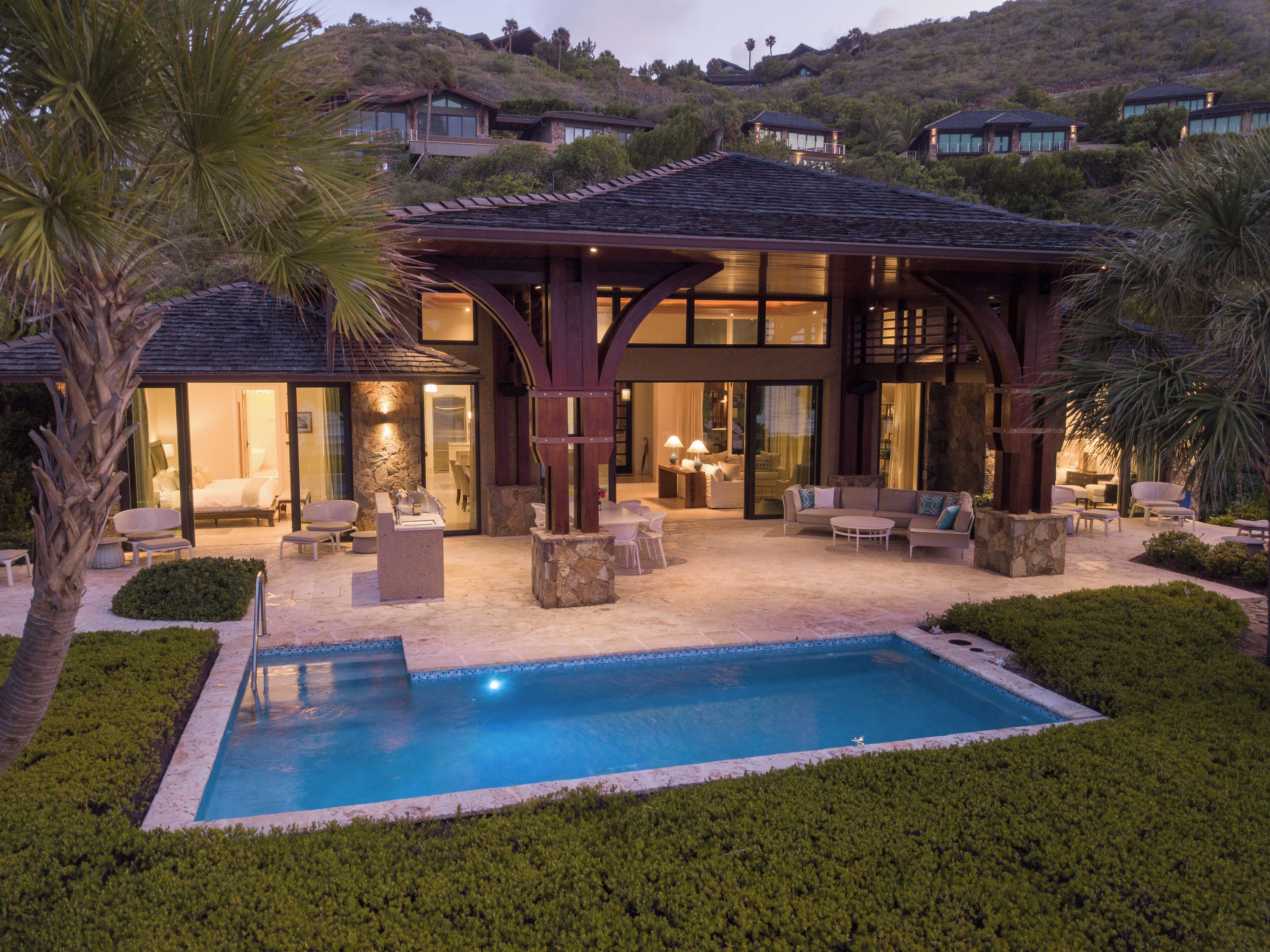 Room (Cheemaun) | Premium bedding, in-room safe, blackout drapes, iron/ironing board