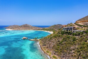 Huone (Maronti) | Ylelliset vuodevaatteet, tallelokero huoneessa, pimennysverhot