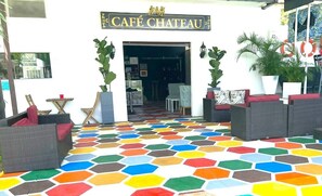 55 インチの薄型テレビ (ケーブル放送視聴可)