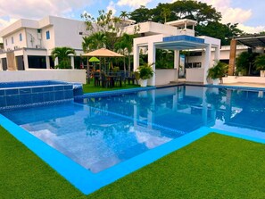 2 piscinas al aire libre, sombrillas, sillones reclinables de piscina