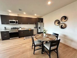 Dining - New, extra spacious, luxurious, private with king bed, parking & workspace (San Diego)
