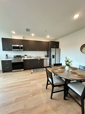 Dining - New, extra spacious, luxurious, private with king bed, parking & workspace (San Diego)