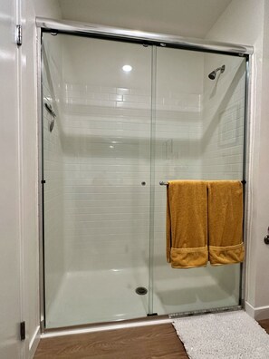 Hair dryer, towels, soap, shampoo - New, extra spacious, luxurious, private with king bed, parking & workspace (San Diego)