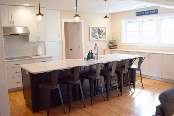 ثلاجة، ميكروويف، فرن، موقد طهي مسطح