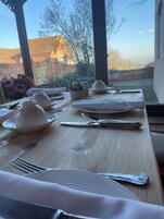 Free daily English breakfast