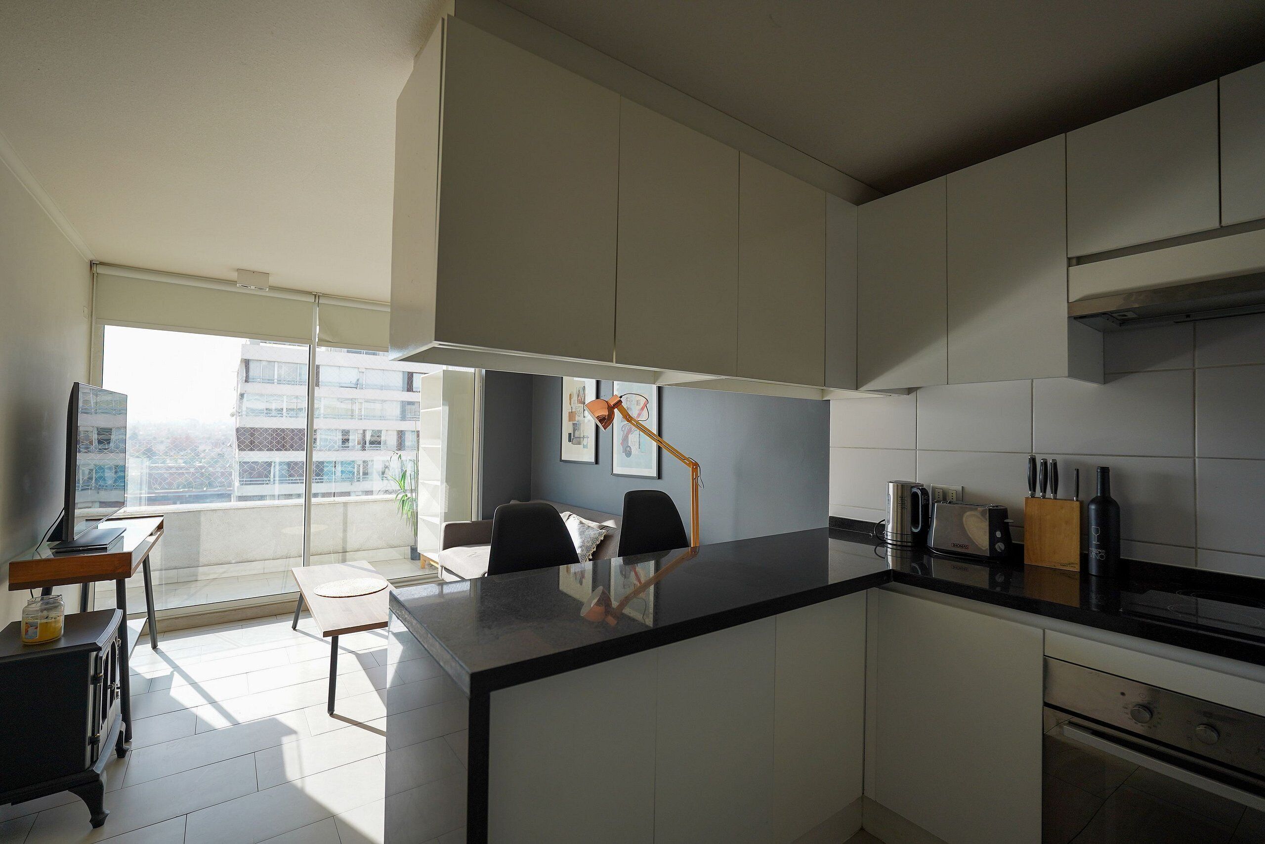 Apartamento | Cozinha privada | Geladeira grande, micro-ondas, fogão, chaleira elétrica