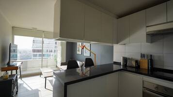 Apartamento | Cozinha privada | Geladeira grande, micro-ondas, fogão, chaleira elétrica