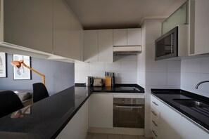 Lejlighed | Privat køkken | Køleskab/fryser i fuld størrelse, mikrobølgeovn, ovn, elkedel