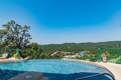 Inviting Cliffs Condo, AMAZING views, next 2 SILVER DOLLAR CITY, Table Rock Lake