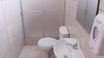 Habitación individual básica, 1 cama de matrimonio, baño privado | Baño | Artículos de higiene personal gratuitos, toallas, jabón y champú