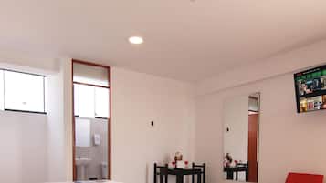 Habitación económica doble | Escritorio y ropa de cama