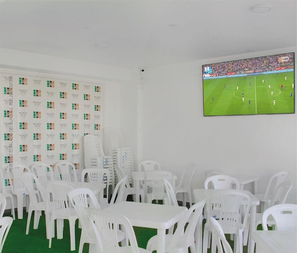 42-inch Smart TV with cable channels - Palacio del Sur (Lurín)