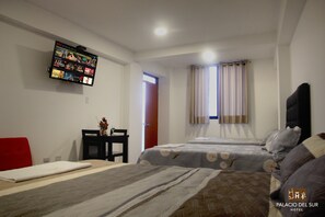 Family Triple Room | Desk, bed sheets - Palacio del Sur (Lurín)