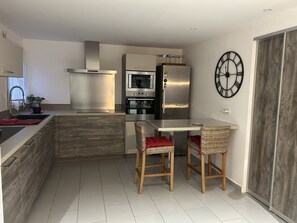 Een koelkast, een magnetron, een oven, een kookplaat