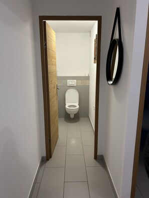 Een douche, toiletpapier