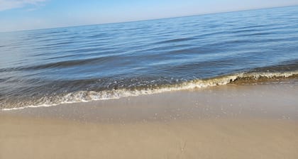 Pet-Friendly Cottage • 1 Block to Bay • EV • Chore-Free