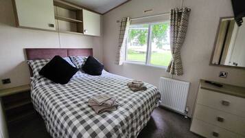 Deluxe Mobile Home | 3 bedrooms, iron/ironing board, free WiFi, bed sheets