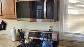 Refrigerador, microondas, horno y parrilla de estufa