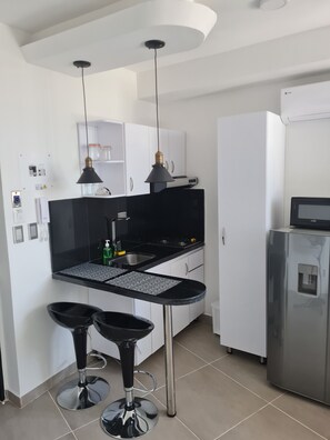Suite | Private kitchen | Fridge, microwave, coffee/tea maker, rice cooker - 402 Moderno Aparta-Suite en Versalles Tipo Loft - Cali Tower Suites & Lofts (Cali)