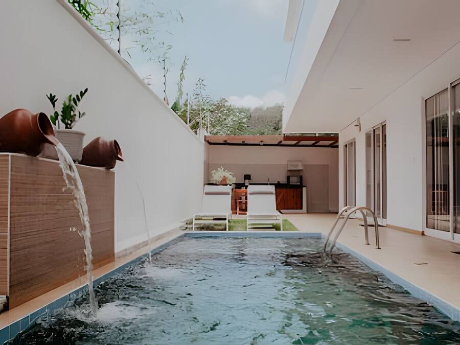 Una piscina al aire libre