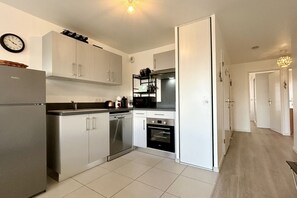 Frigorifero, microonde, forno, piano cottura