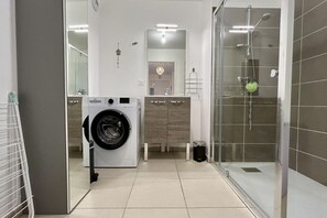 Douche, sĂšche-cheveux, serviettes fournies