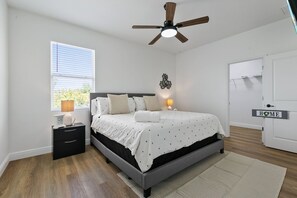Room - Sunshine Retreat NEW 4/2, King Bed, Near Beaches (Port Charlotte)