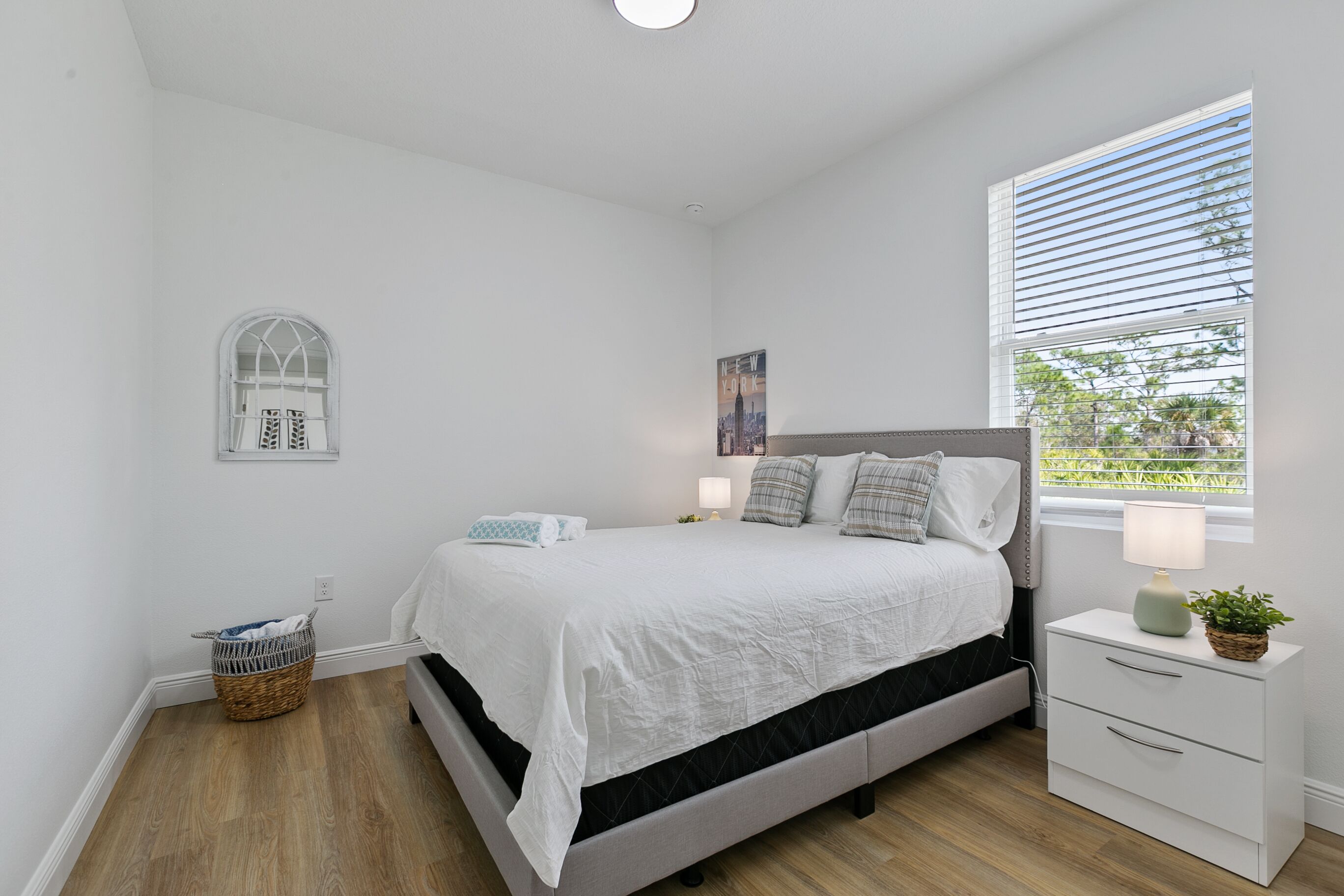 Sunshine Retreat NEW 4/2, King Bed, Near Beaches