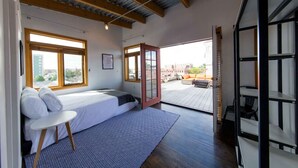 3 habitaciones, escritorio, tabla de planchar con plancha y wifi 
