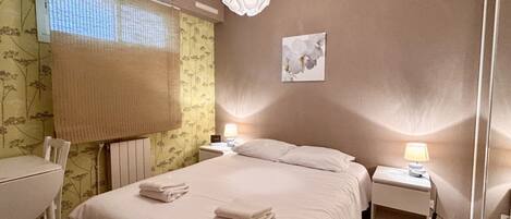 1 chambre, bureau, draps fournis